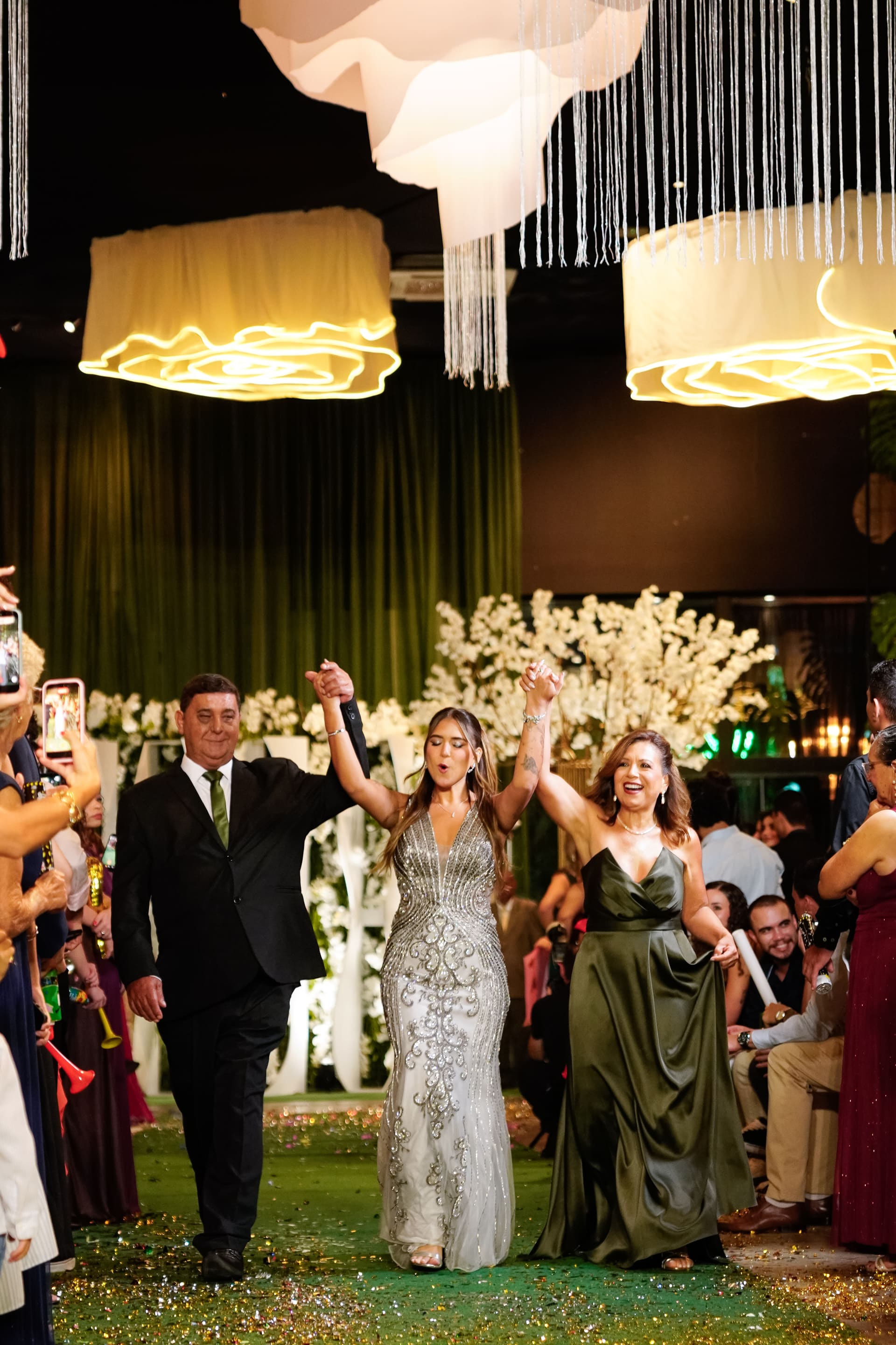 Entrada da formanda no baile de formatura, com decoração e iluminação cênica