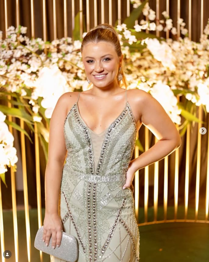 Formanda em vestido de gala durante a formatura